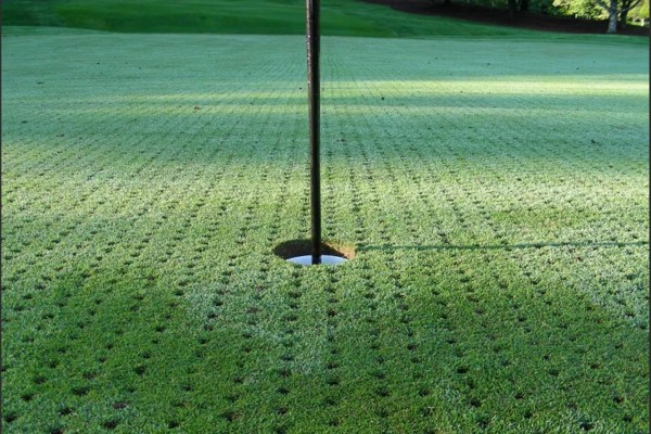 Dress och luftning av greener på Nybro golfklubb