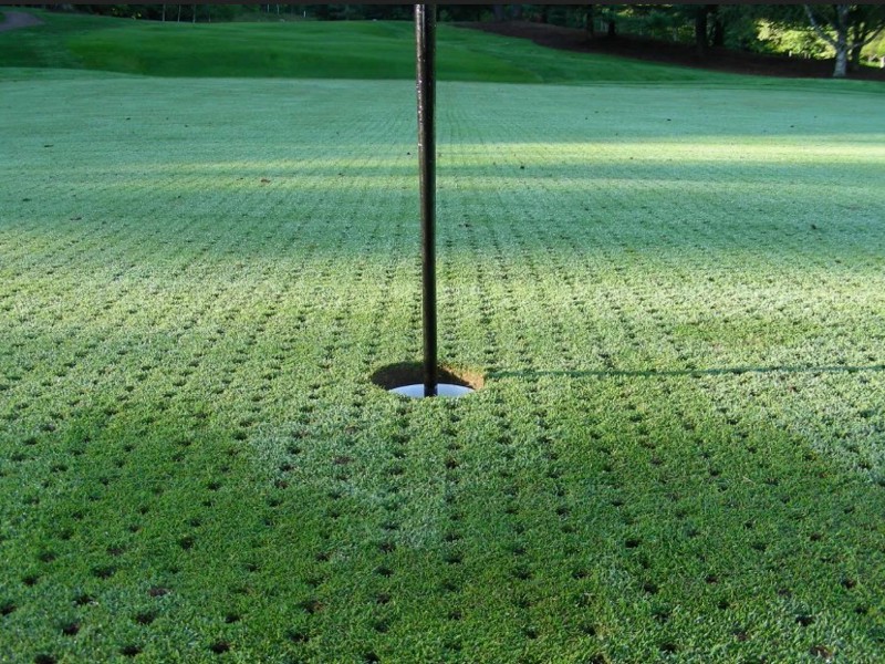 Dress och luftning av greener på Nybro golfklubb